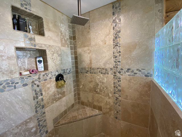 79 Auburn Forest Road Auburn, WY 83111 - Photo 33 of 76 Bathroom featuring a tile shower