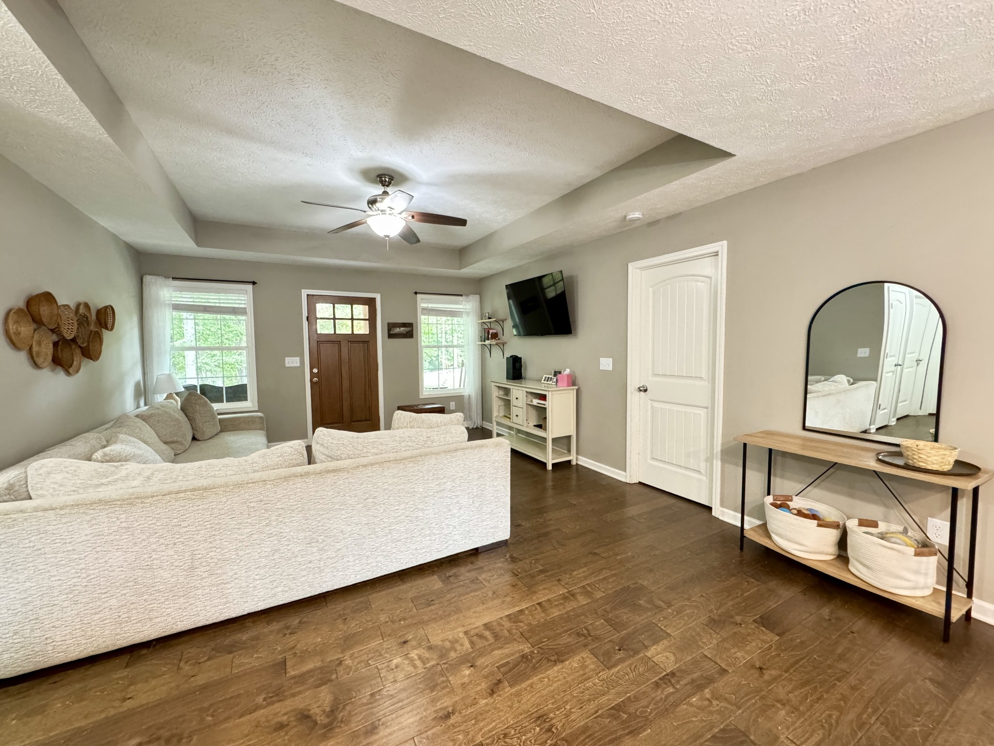 1119 Smiley Troutt Road Bethpage, TN 37022 - Photo 4 of 21 a living room with furniture and flat screen tv