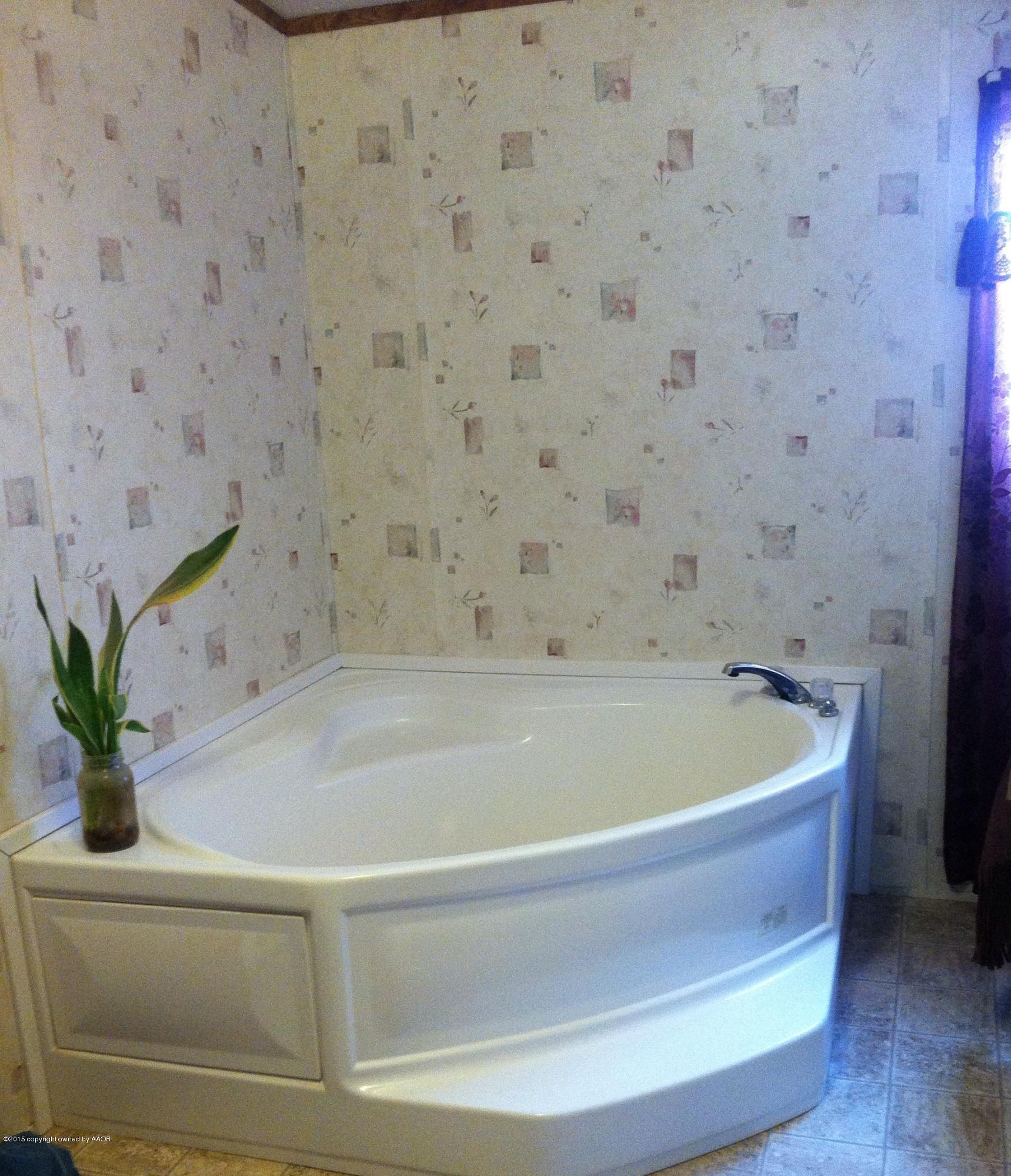 91 Chattanooga Road Amarillo, TX 79118 - Photo 7 of 28 a bathroom with a bathtub