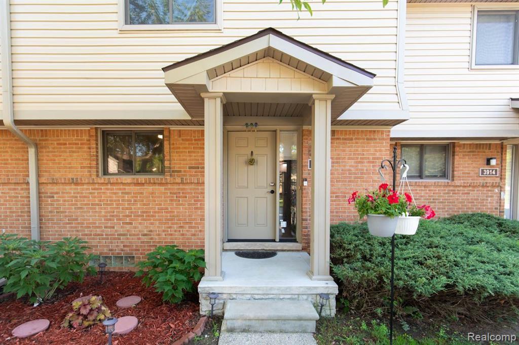 3912 Old Creek Road Troy, MI 48084 - Photo 2 of 38 Gallery Image 2