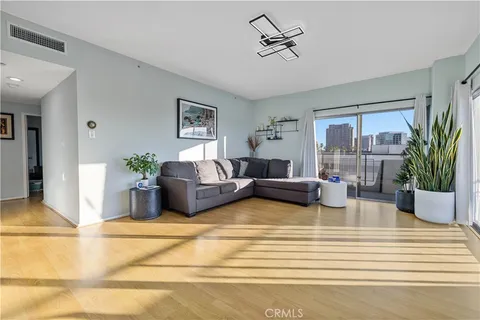 $879,999 | 1155 North Brand Boulevard, Unit 704, Glendale, CA 91202