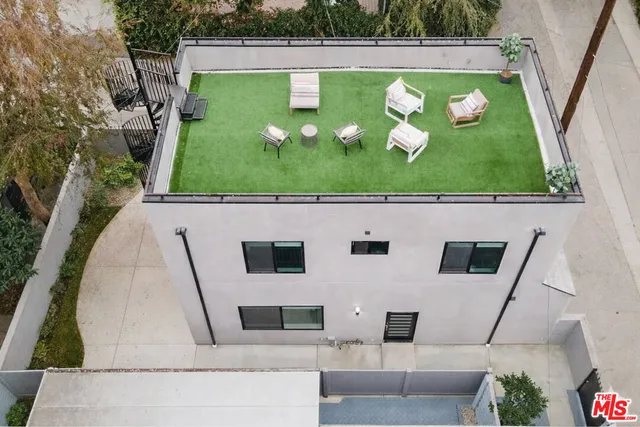 a view of a back yard