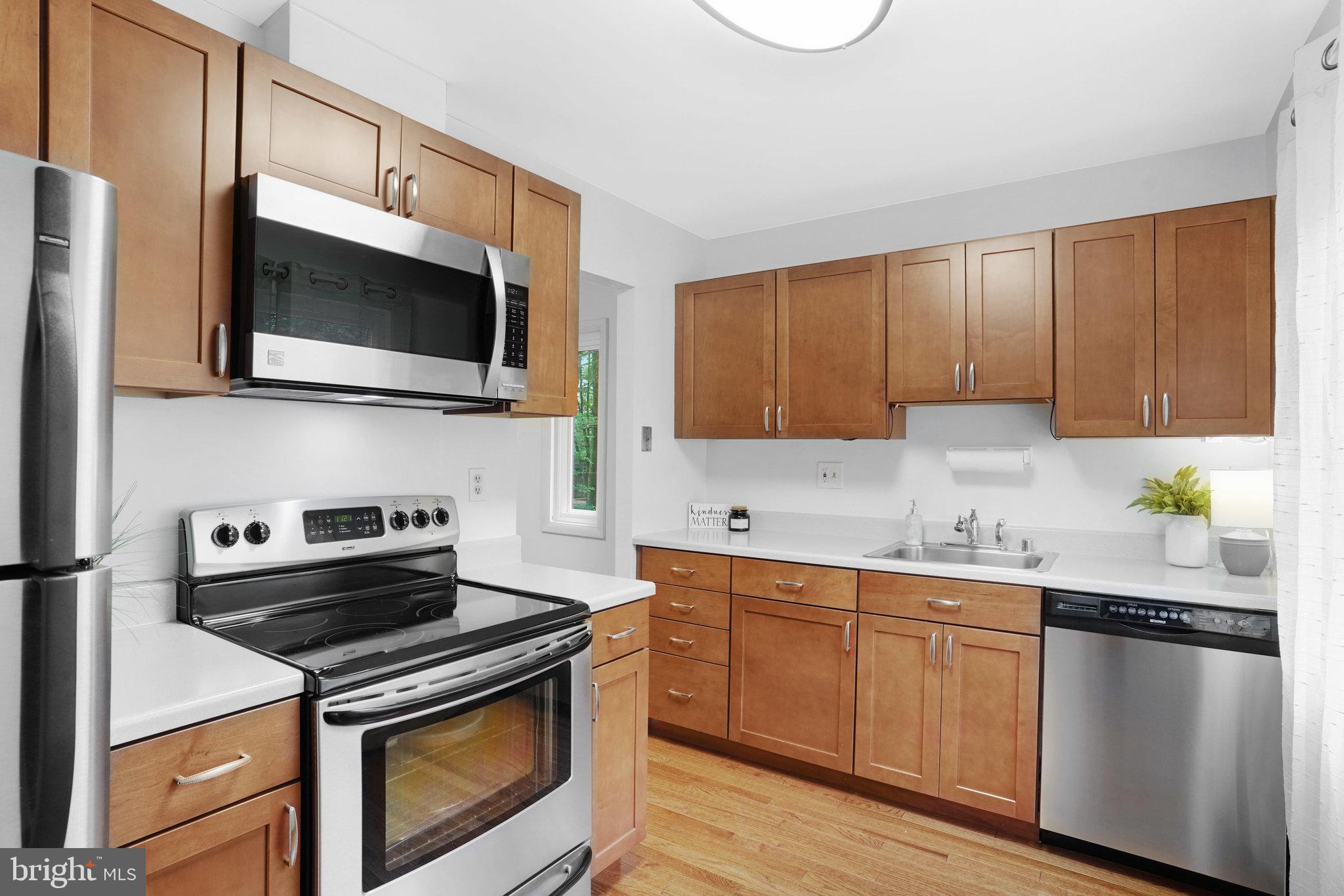 11877 Barrel Cooper Court Reston, VA 20191 - Photo 2 of 24 Kitchen with Stainless Steel Appliances