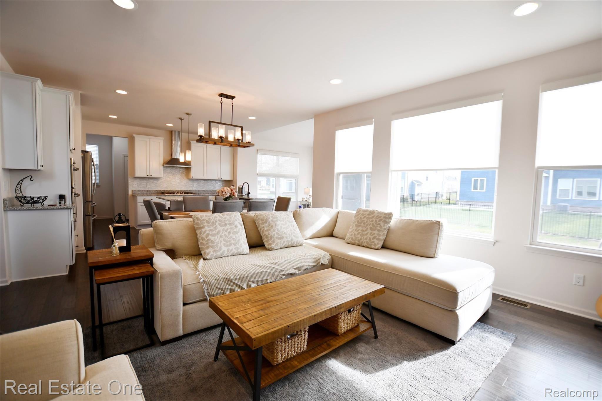3087 Curtis Road Wixom, MI 48393 - Photo 11 of 36 Living Room4.jpg