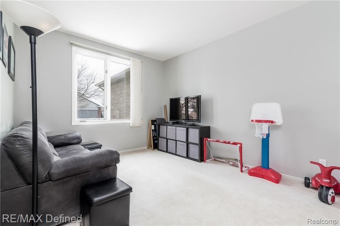 3085 Wilmington Court Rochester, MI 48309 - Photo 23 of 45 018-photo-bedroom-6807938.jpg