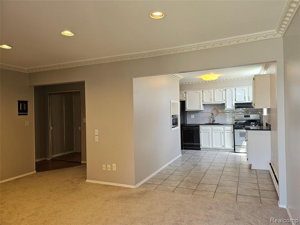 1605 Cass Lake Road, Unit 20 Keego Harbor, MI 48320 - Photo 4 of 15