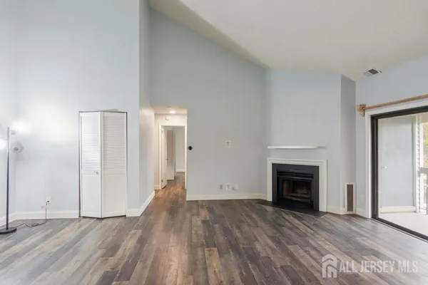 $2,900 | 208 Sunshine Court, Parlin, NJ 08859