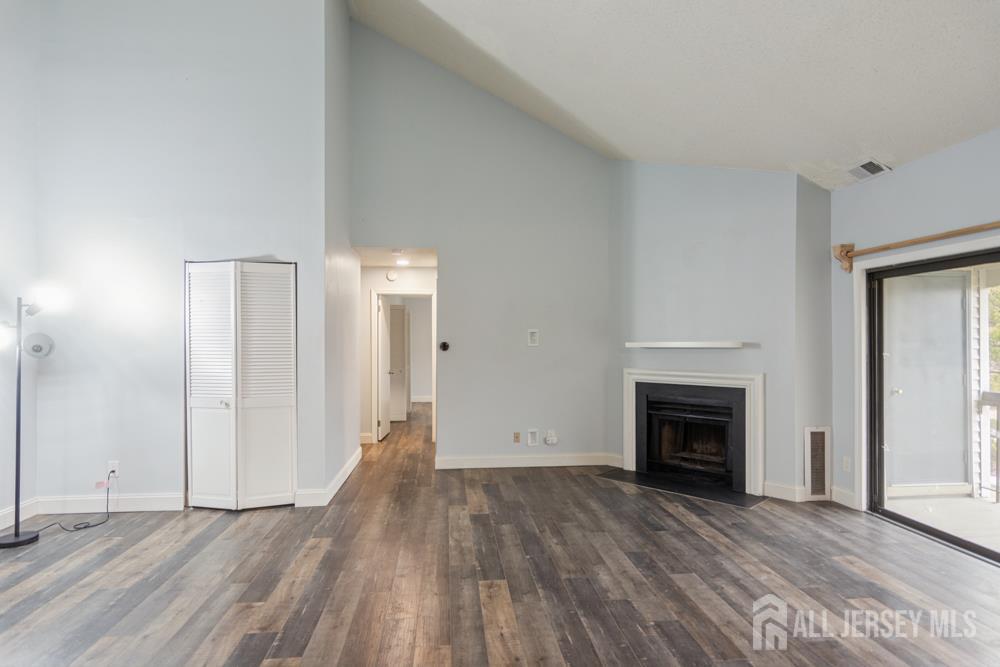 208 Sunshine Court Parlin, NJ 08859 - Photo 4 of 25