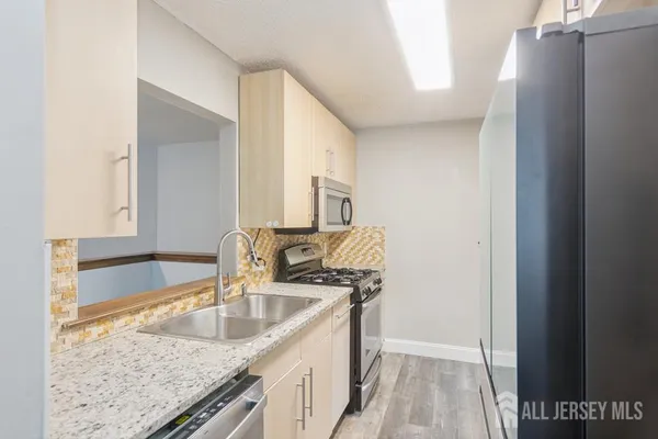 $2,900 | 208 Sunshine Court, Parlin, NJ 08859