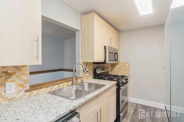 $2,900 | 208 Sunshine Court, Parlin, NJ 08859