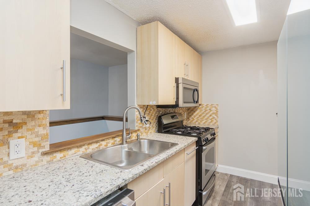 208 Sunshine Court Parlin, NJ 08859 - Photo 9 of 25