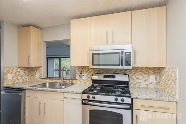 $2,900 | 208 Sunshine Court, Parlin, NJ 08859