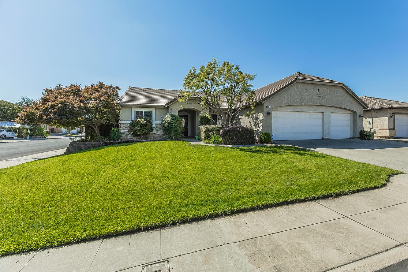 2864 Rialto Avenue Clovis, CA 93611 - Photo 2 of 43