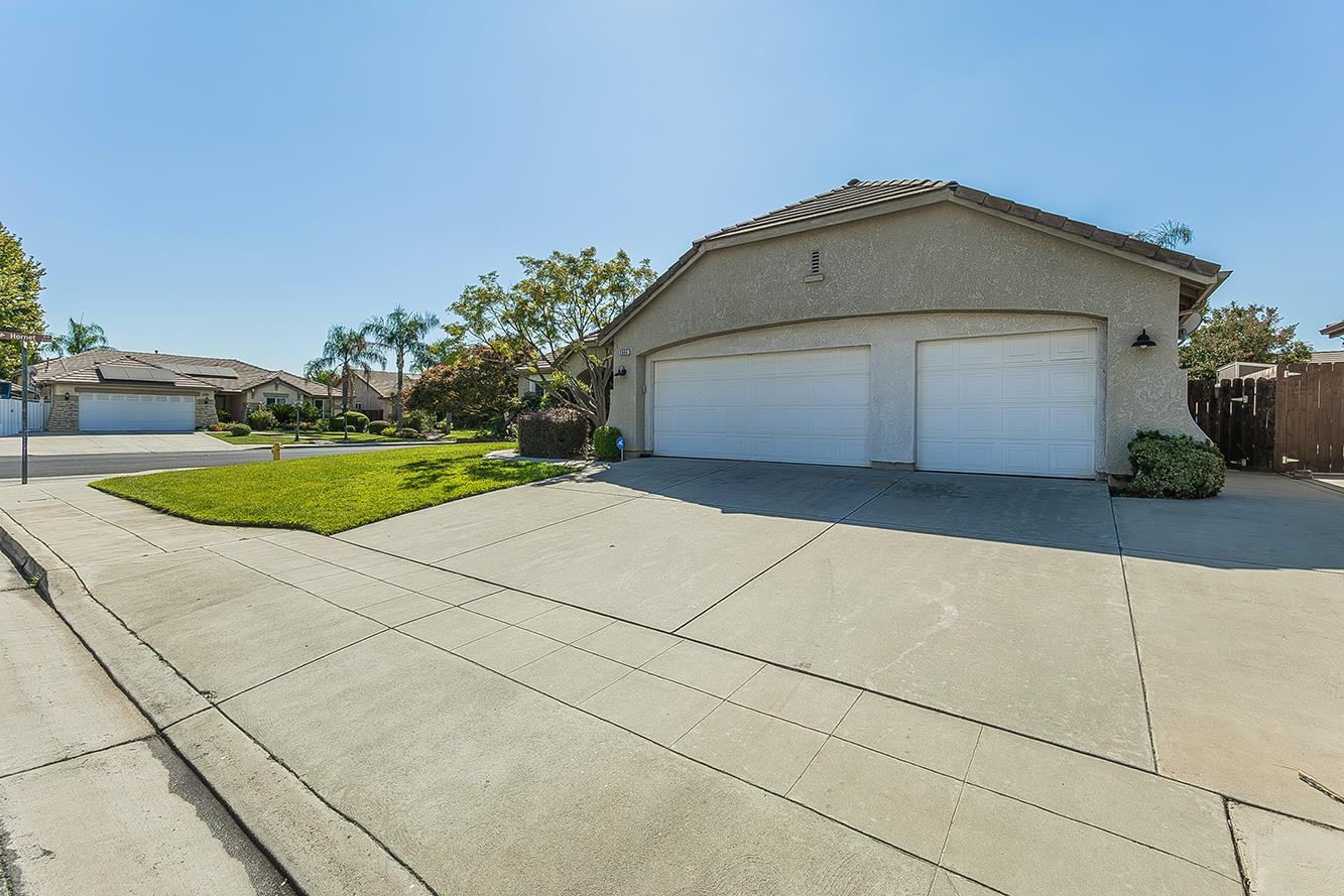 2864 Rialto Avenue Clovis, CA 93611 - Photo 4 of 43