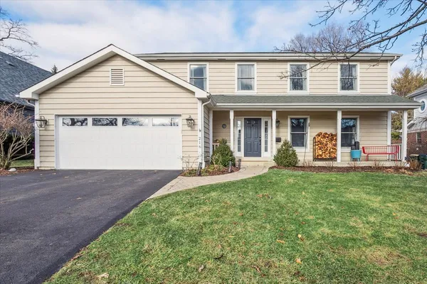 a view of a house with backyard