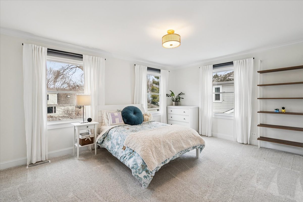 216 East Scranton Avenue Lake Bluff, IL 60044 - Photo 19 of 32 a bedroom with a bed and a window