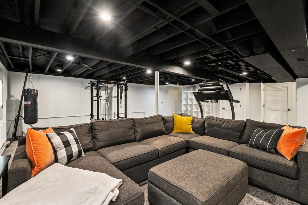 216 East Scranton Avenue Lake Bluff, IL 60044 - Photo 22 of 32 a roof sitting area with furniture and a glass table