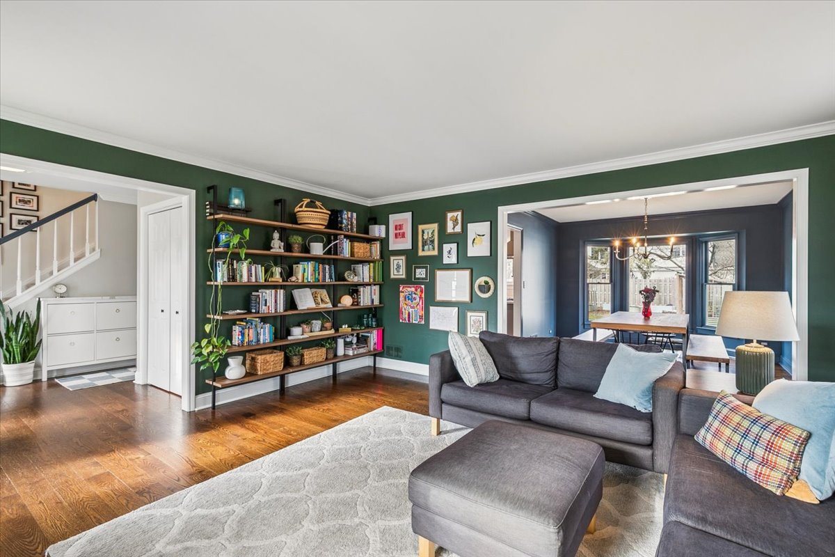216 East Scranton Avenue Lake Bluff, IL 60044 - Photo 4 of 32 a living room with furniture and a book shelf