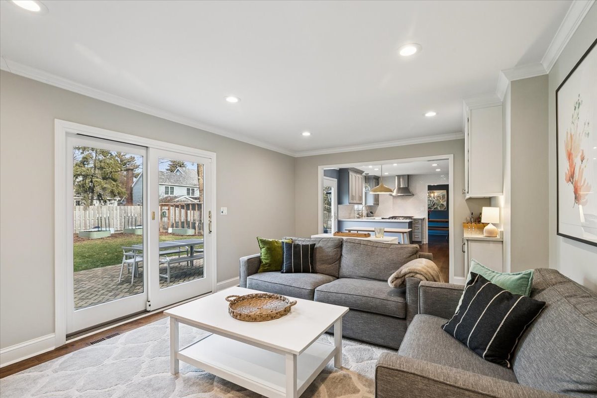 216 East Scranton Avenue Lake Bluff, IL 60044 - Photo 9 of 32 a living room with furniture and a window
