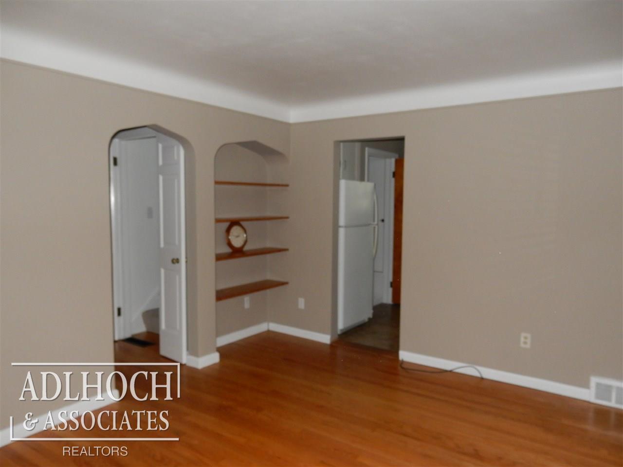 2064 Roslyn Road Grosse Pointe Woods, MI 48236 - Photo 3 of 16