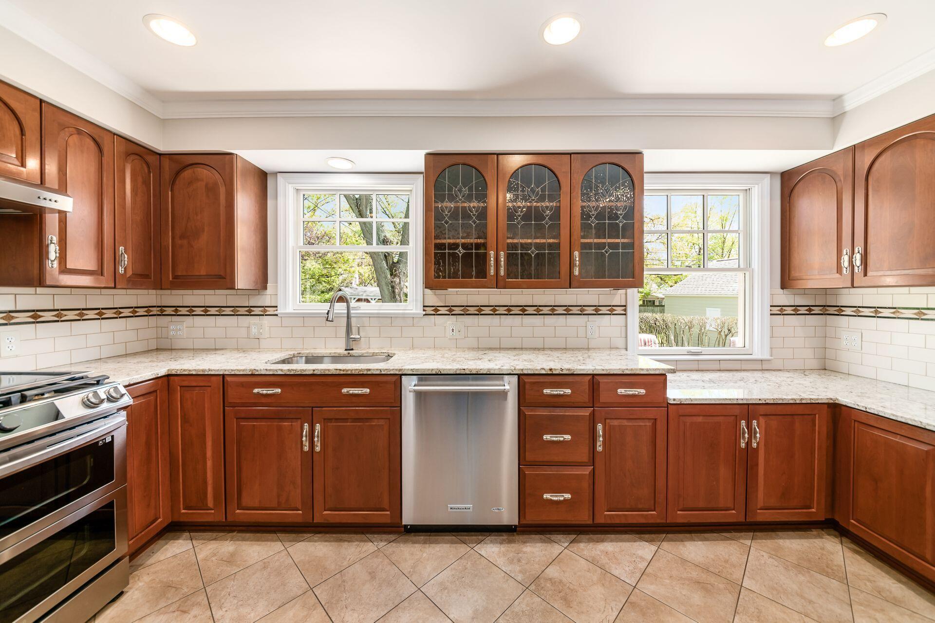 2014 Edgemont Road North Upper Arlington, OH 43212 - Photo 16 of 55 Kitchen