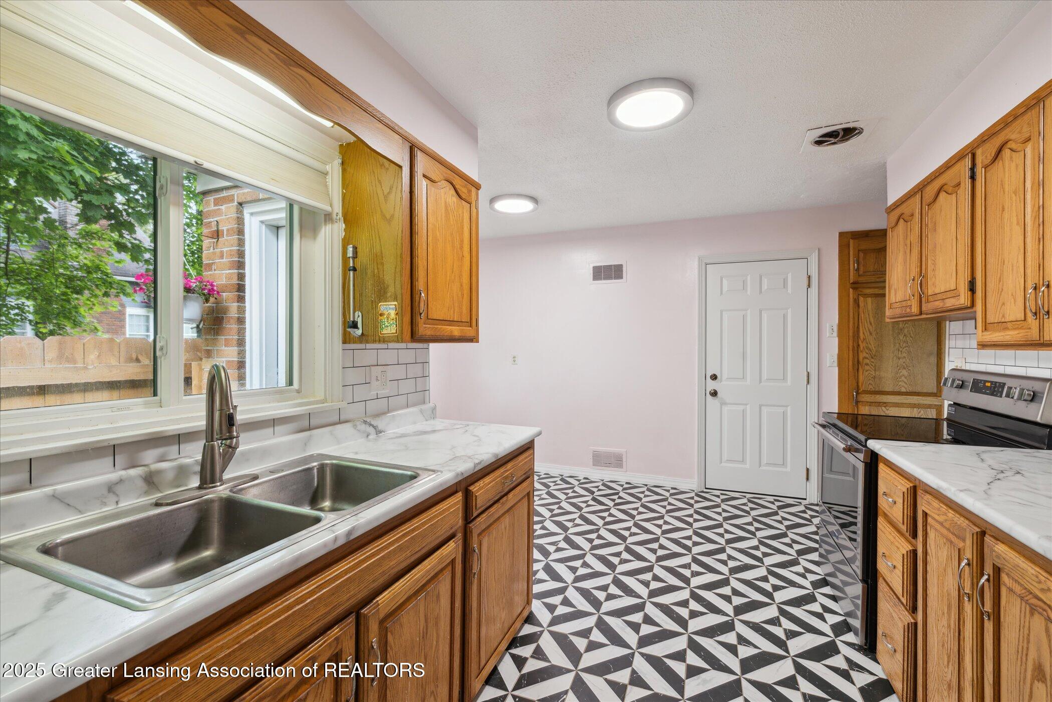 428 East Miller Road Lansing, MI 48911 - Photo 13 of 41 13-428-E-Miller-Rd-Lansing-MI-48911-Wind