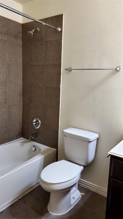 3015 Tudor Lane Irving, TX 75060 - Photo 12 of 15 a bathroom with a toilet and a bathtub