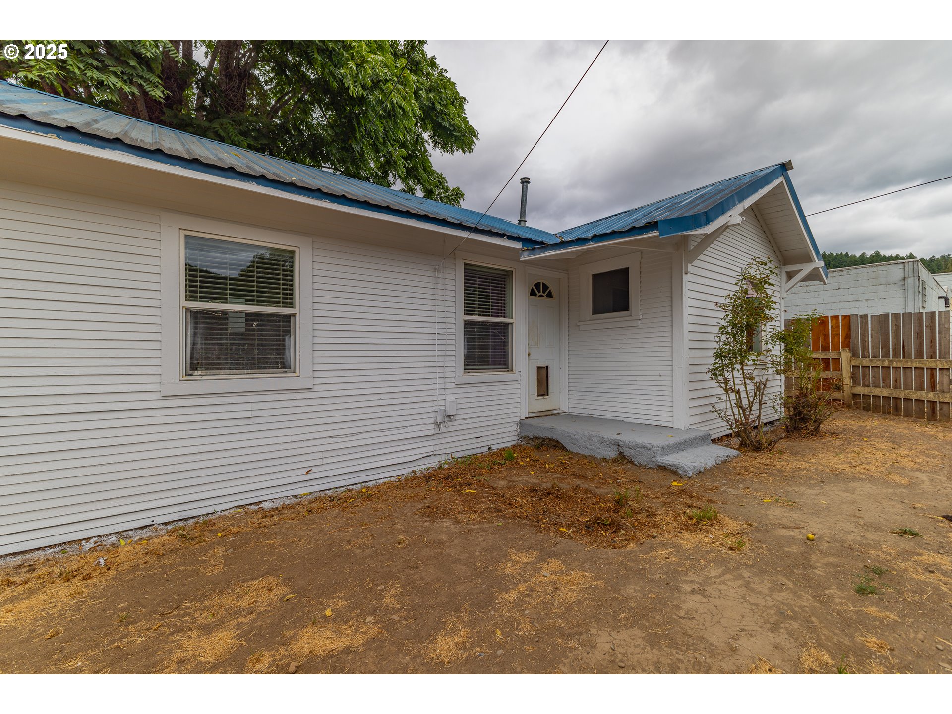 a view of a backyard