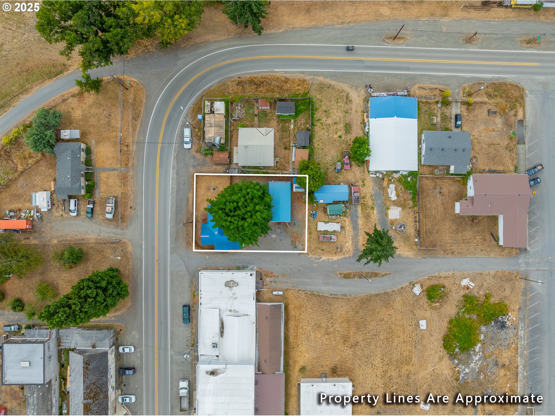 141 Poplar Street Powers, OR 97466 - Photo 2 of 37 view of a living room