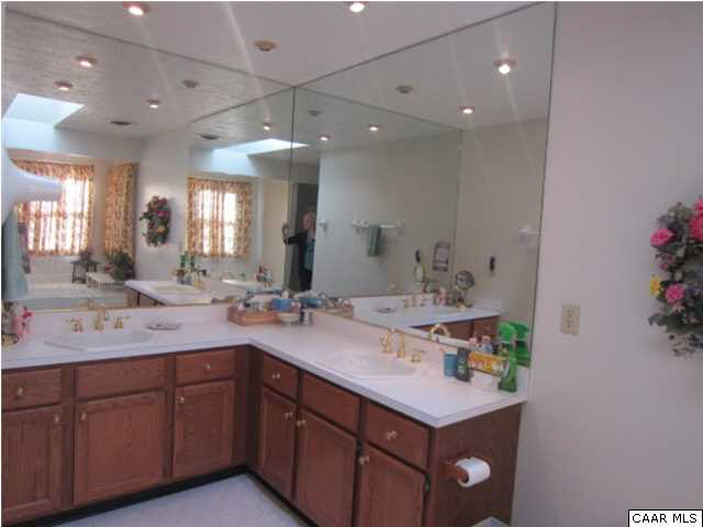 208 Hickory Hill Road Fishersville, VA 22939 - Photo 17 of 31 Master bath