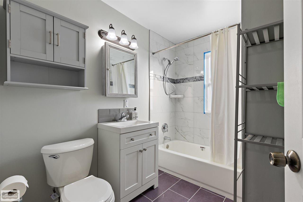 8236 Jackson Warren, MI 48089 - Photo 16 of 20 50032257-15.JPG