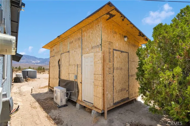 a view of back yard of the house
