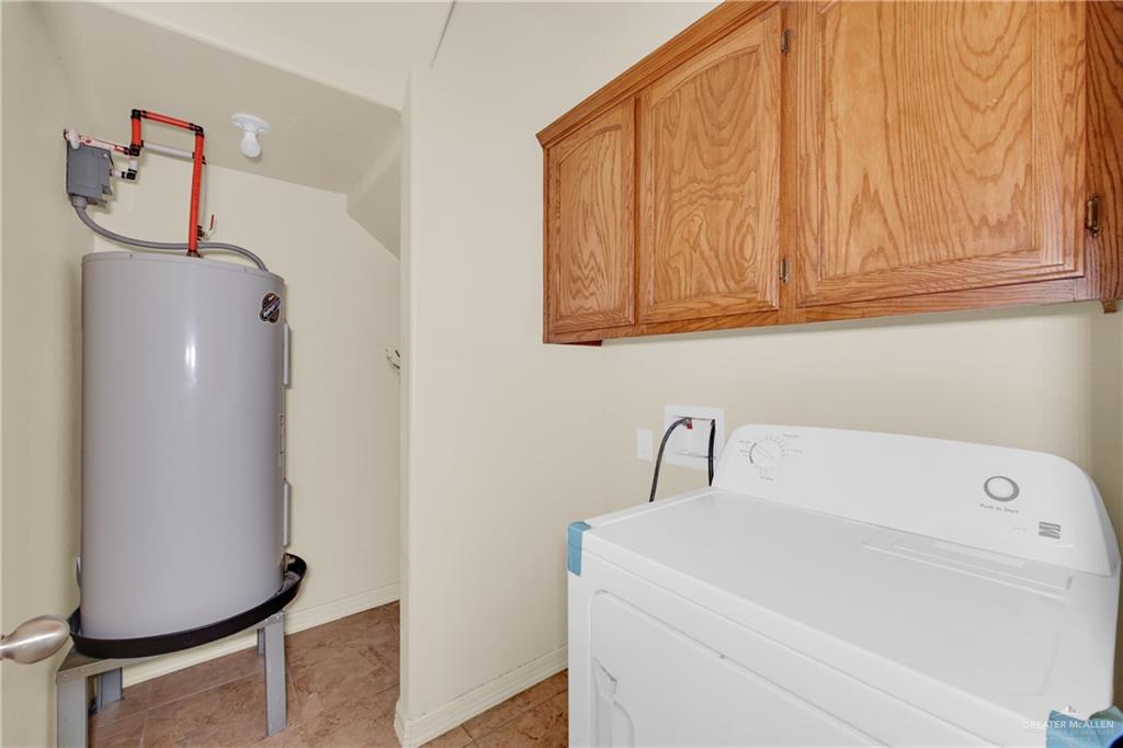1814 East Iowa Road Edinburg, TX 78542 - Photo 14 of 22 a bathroom with a bathtub