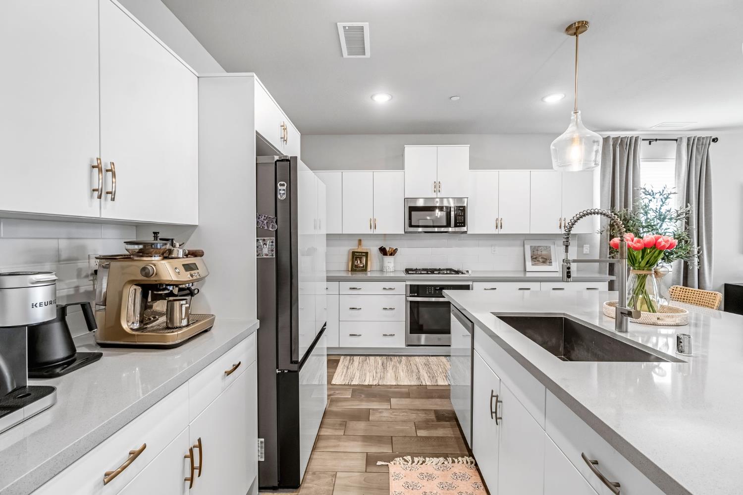 968 Pinnacle Drive Madera, CA 93636 - Photo 21 of 39 a kitchen with kitchen island a sink stove and refrigerator