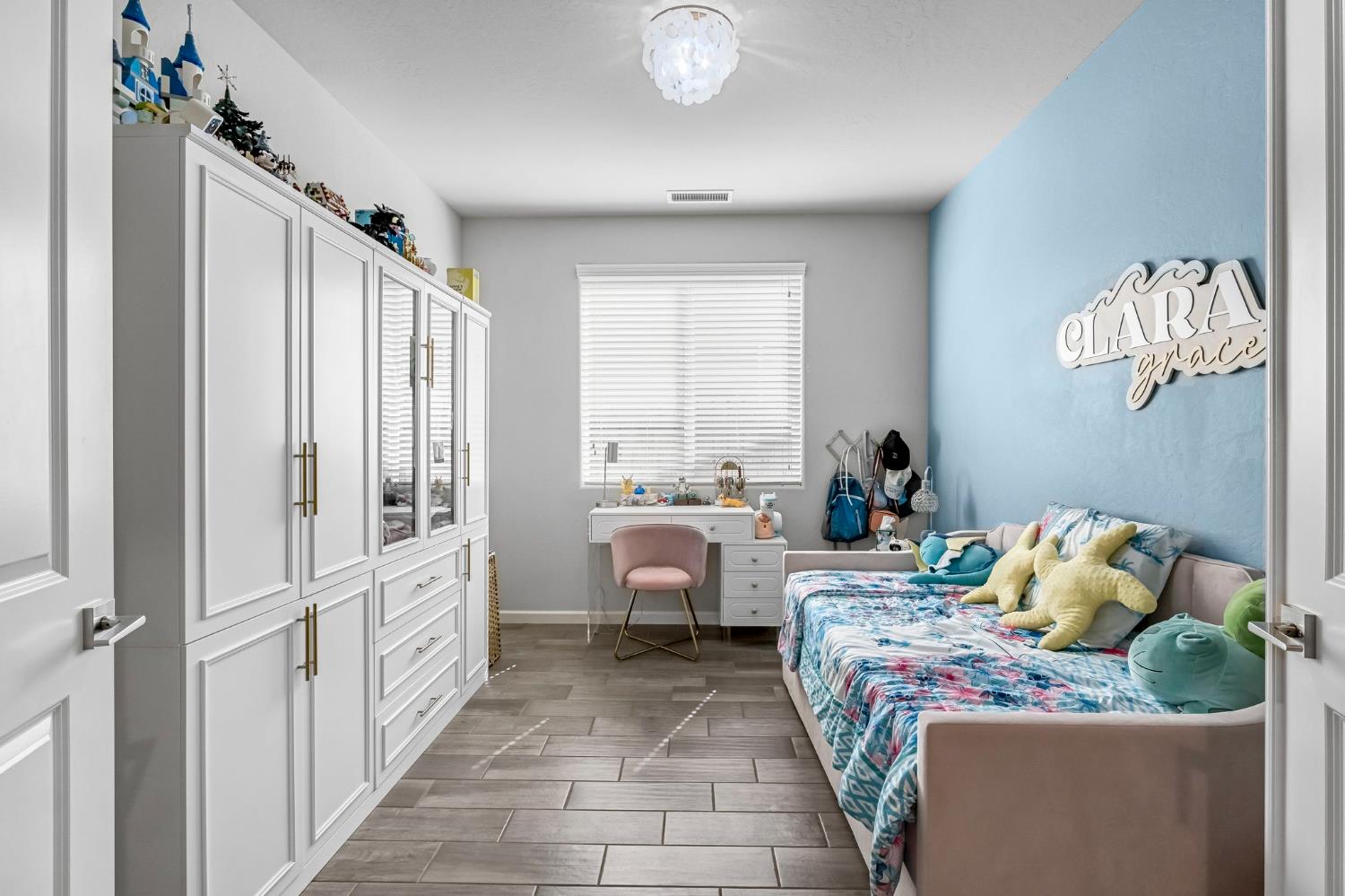 968 Pinnacle Drive Madera, CA 93636 - Photo 24 of 39 a bedroom with furniture and a window