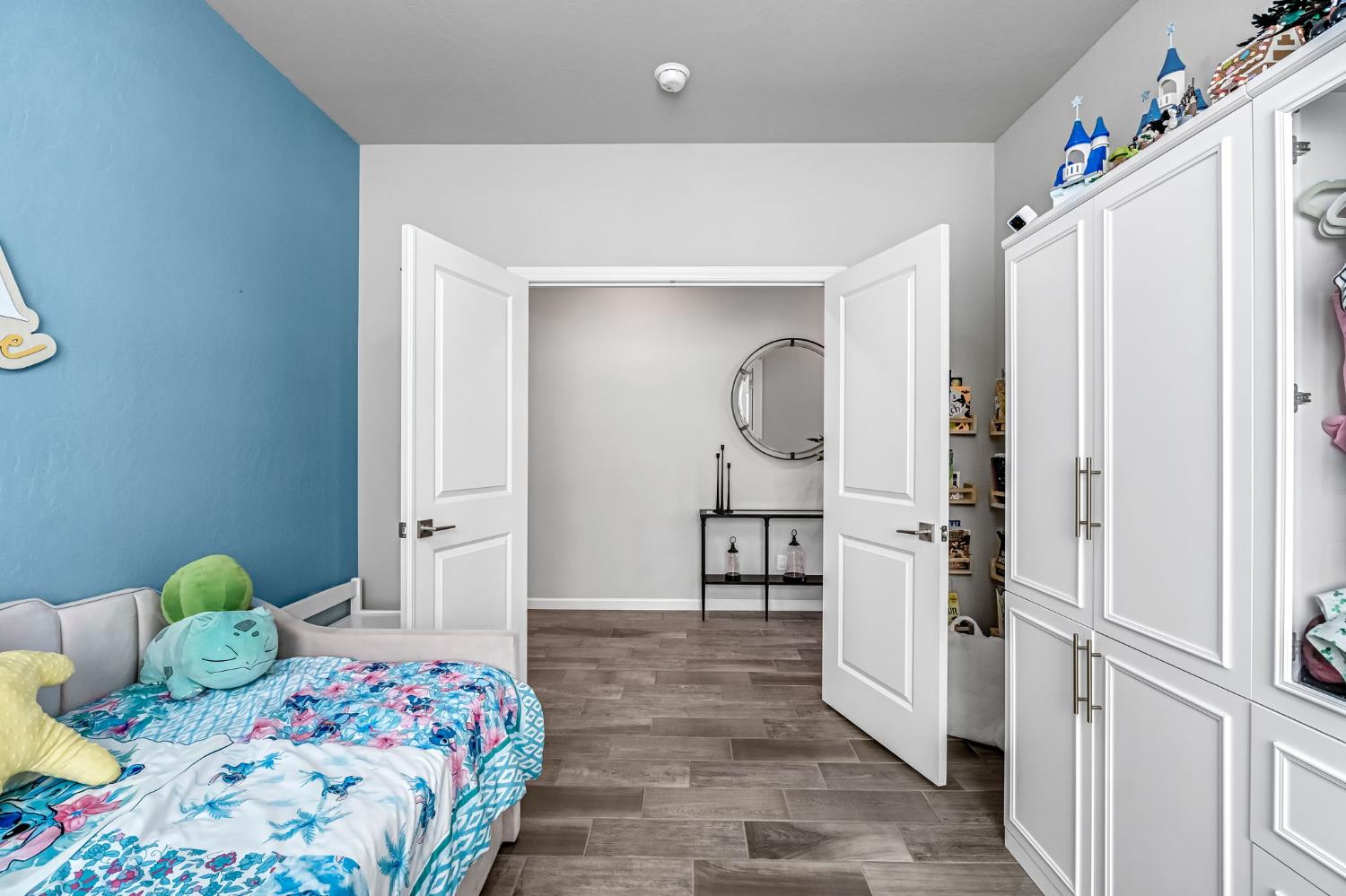 968 Pinnacle Drive Madera, CA 93636 - Photo 25 of 39 a bedroom with a bed and a window