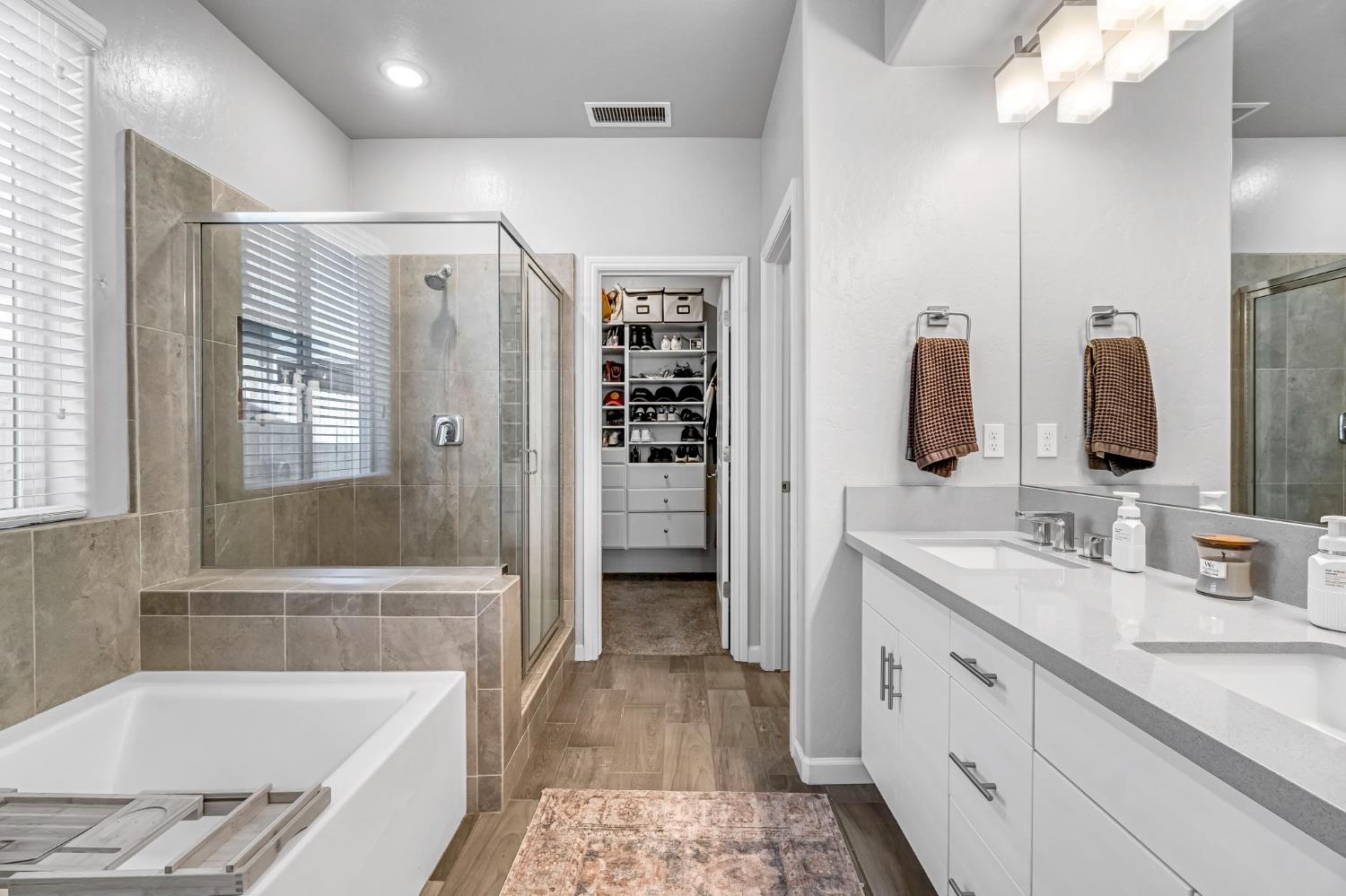 968 Pinnacle Drive Madera, CA 93636 - Photo 35 of 39 a bathroom with a tub sink and mirror