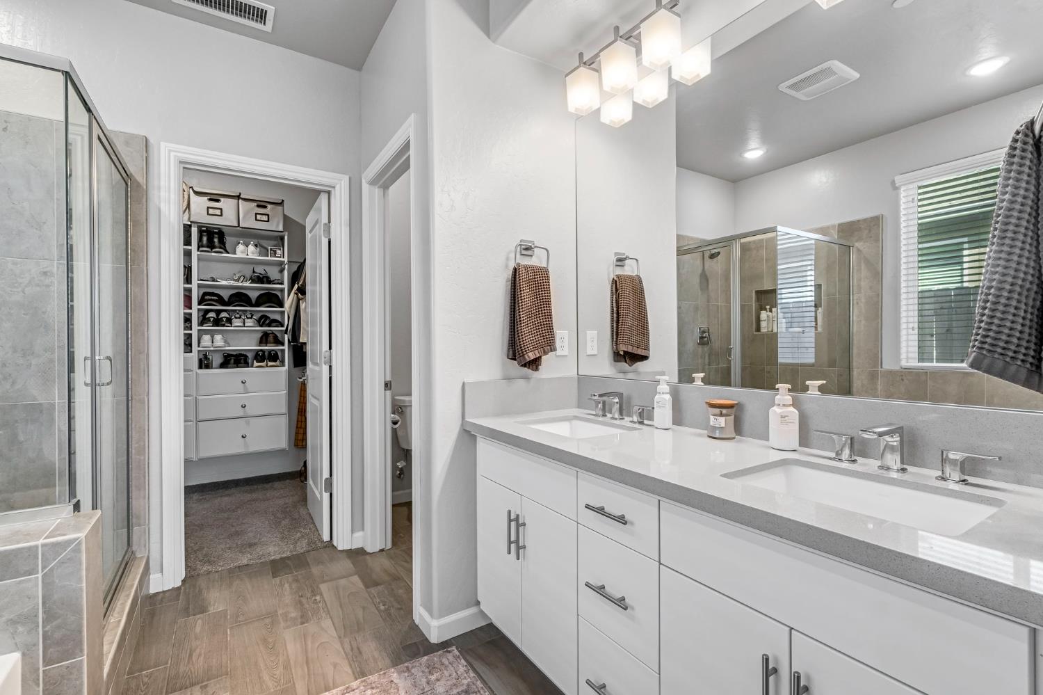 968 Pinnacle Drive Madera, CA 93636 - Photo 36 of 39 a bathroom with a double vanity sink and a mirror