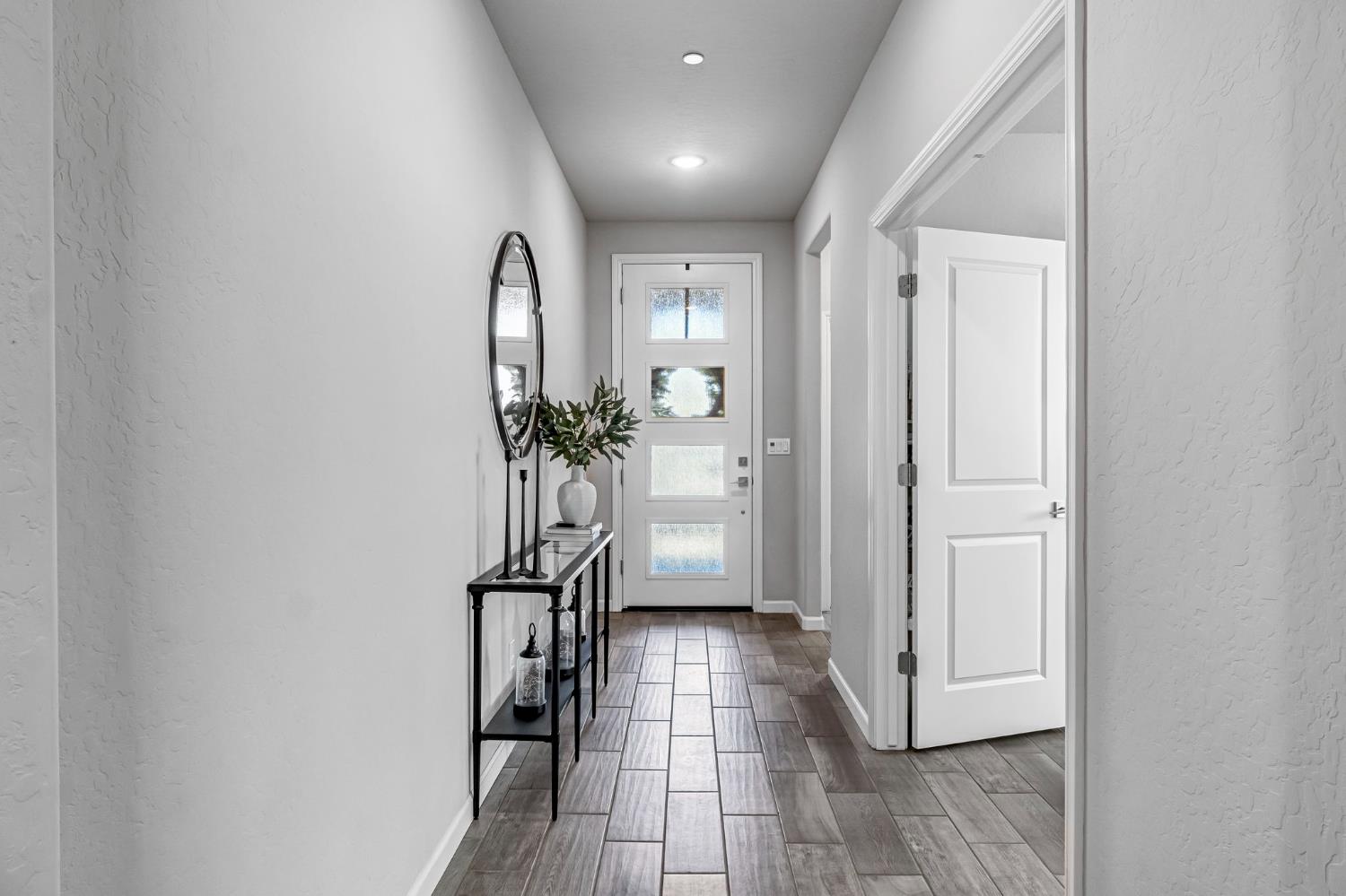 968 Pinnacle Drive Madera, CA 93636 - Photo 9 of 39 a view of entryway with livingroom