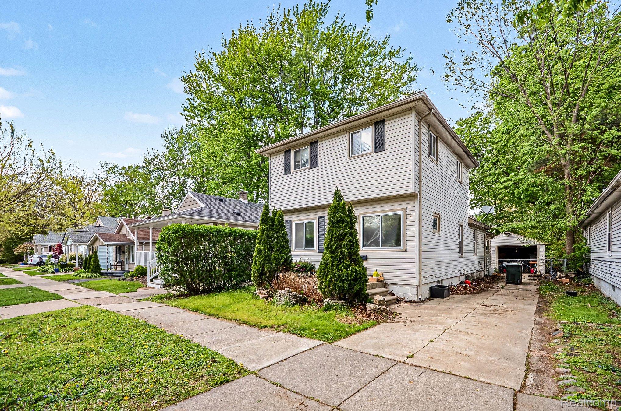 2126 Roslyn Road Grosse Pointe, MI 48236 - Photo 21 of 25 Colonial house with a front yard and a garage