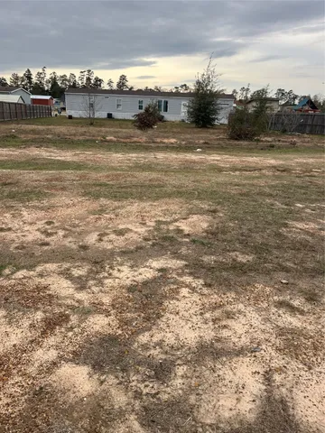 a view of a back yard