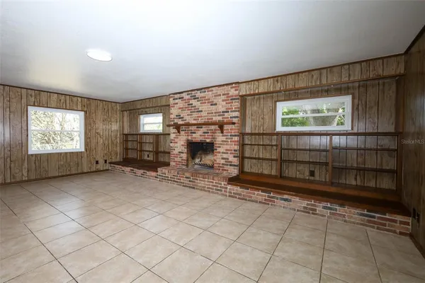 a view of a livingroom with window