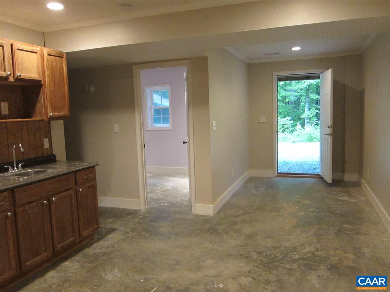 4176 Rising Sun Road Palmyra, VA 22963 - Photo 15 of 26 a view of hallway with mirror