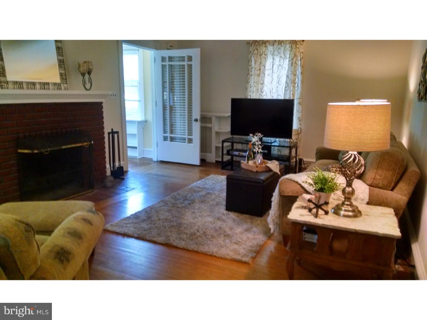 146 East Avon Road Brookhaven, PA 19015 - Photo 8 of 25 Living Room