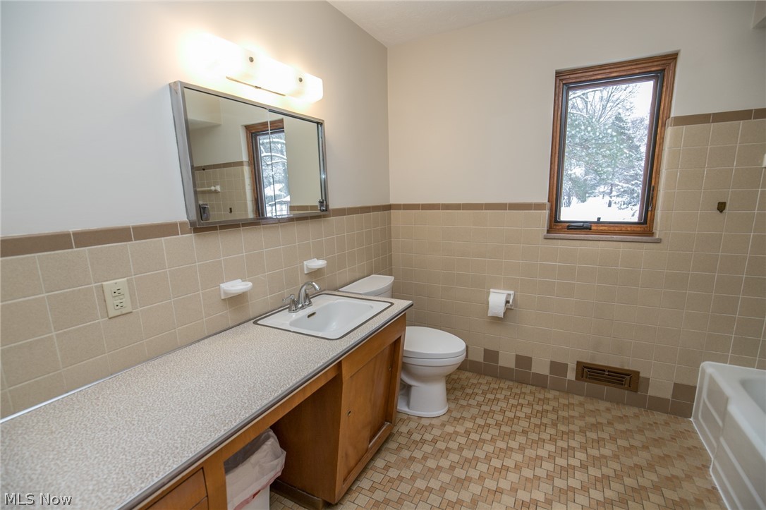 6473 Crossview Road Independence, OH 44131 - Photo 15 of 28 Full bath on main level is quite large.