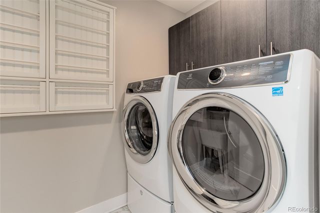 a close up view of a washer and dryer