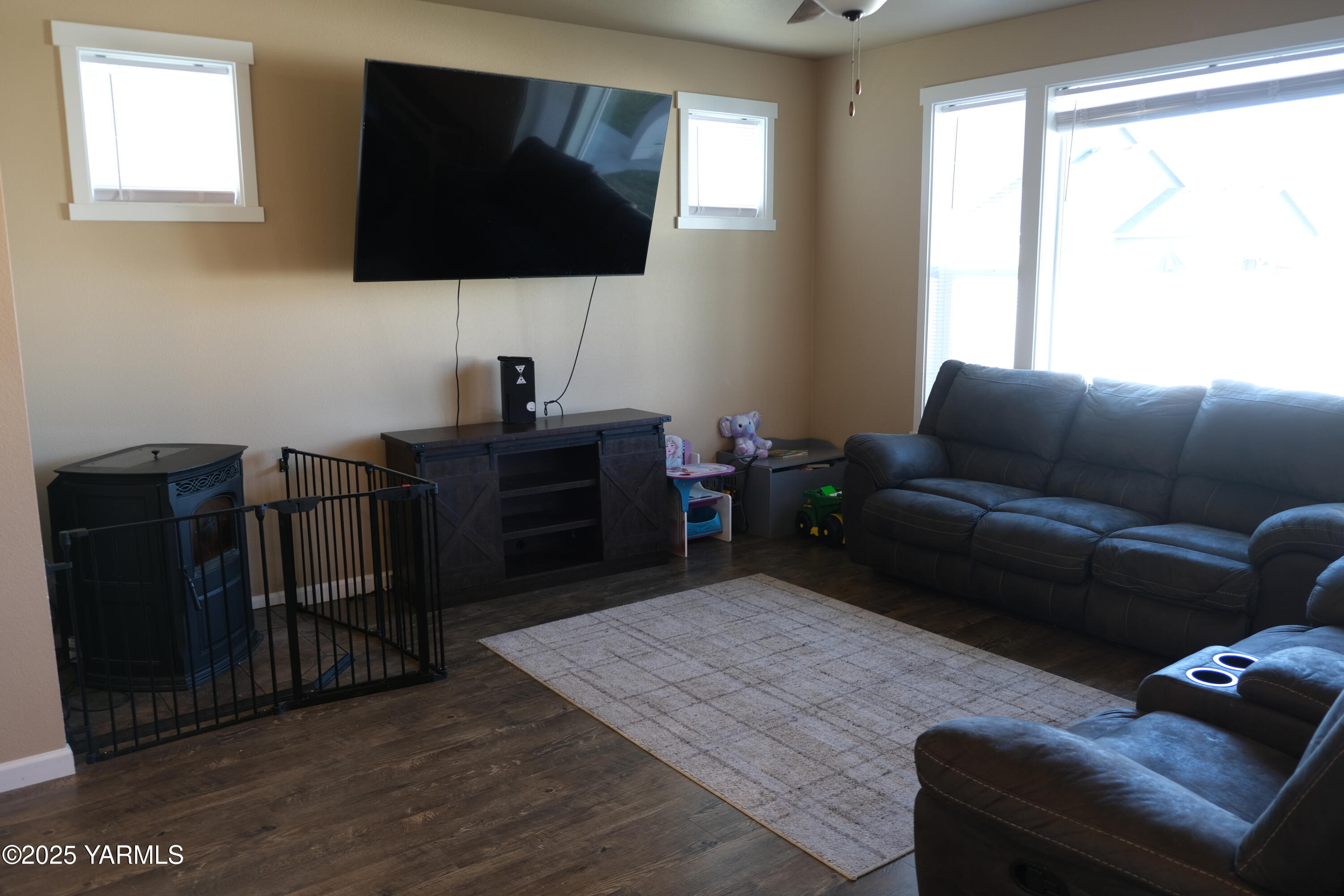 2206 Porter Loop Yakima, WA 98901 - Photo 6 of 34 a living room with furniture and a flat screen tv