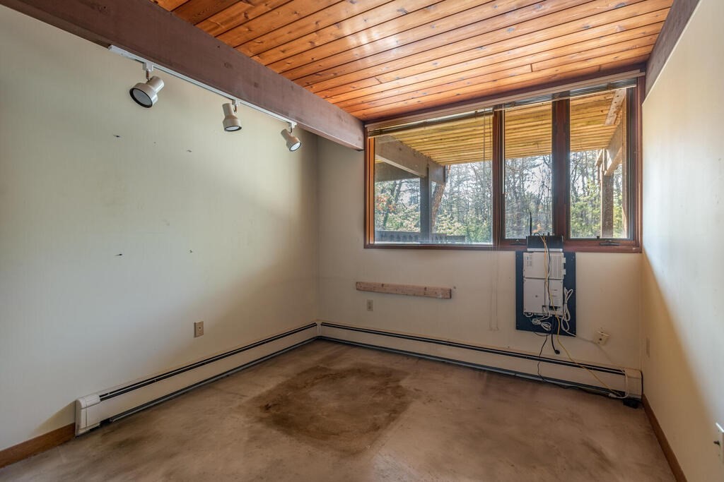 92 Leslie Road Rowley, MA 01969 - Photo 21 of 36 an empty room with a window
