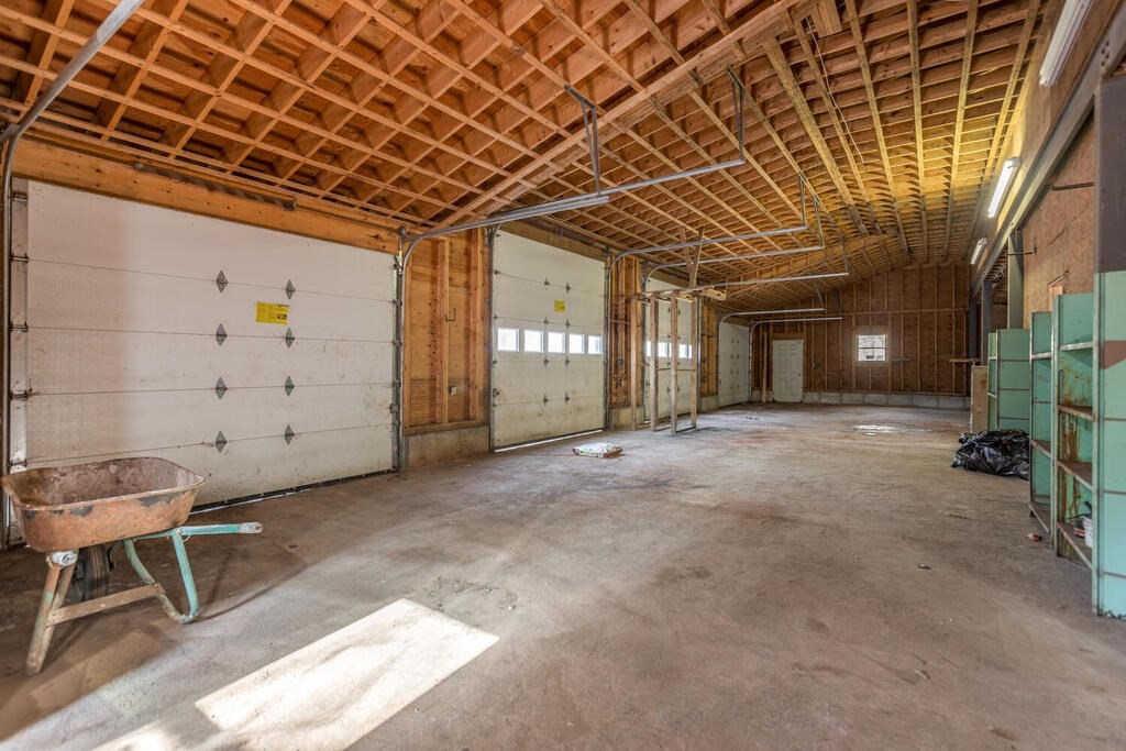 92 Leslie Road Rowley, MA 01969 - Photo 23 of 36 a view of a hallway with seating space