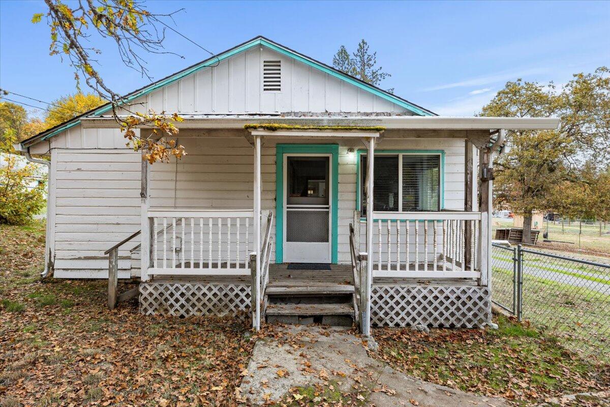 1696 Lonnon Road Grants Pass, OR 97527 - Photo 3 of 24 04-CI_0324